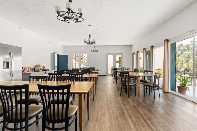 840 Hilgard Ave in Los Angeles, CA - Building Photo - Building Photo