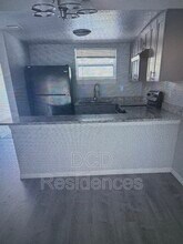 8310 Oak Forest Ct in Tampa, FL - Building Photo - Building Photo