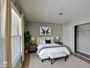 5817 W Robin Ln in Las Vegas, NV - Foto de edificio - Building Photo