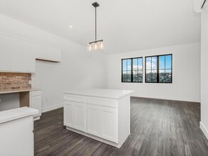 324 Edwards Pl, Unit Left Unit in Yonkers, NY - Foto de edificio - Building Photo