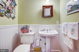 3062 N Quincy St in Arlington, VA - Foto de edificio - Building Photo