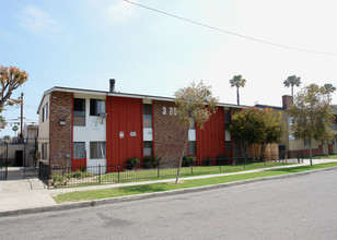 325 E Leatrice Ln in Anaheim, CA - Building Photo - Building Photo