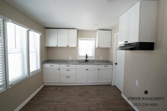Fully Renovated 2-Bedroom Home – Move-In Ready for You! in Detroit, MI - Foto de edificio - Building Photo