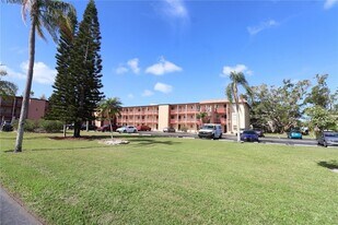 4206 Heron Way, Unit 305 in Bradenton, FL - Building Photo