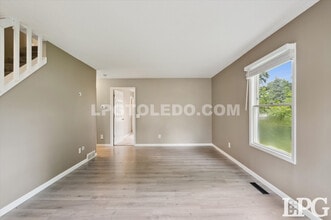 7044 Springfield Dr in Holland, OH - Foto de edificio - Building Photo