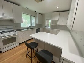 1108 S Busey Ave, Unit 2 in Urbana, IL - Building Photo