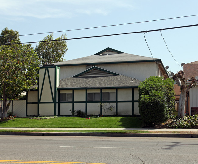 18026 Burbank Blvd in Encino, CA - Building Photo - Building Photo