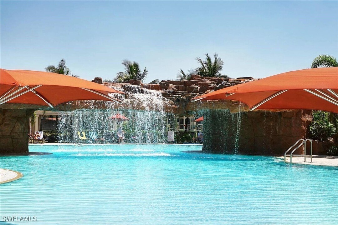 17941 Bonita National Blvd in Bonita Springs, FL - Foto de edificio