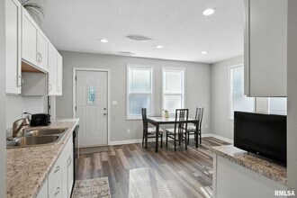 300 S 14th St in Le Claire, IA - Building Photo - Building Photo