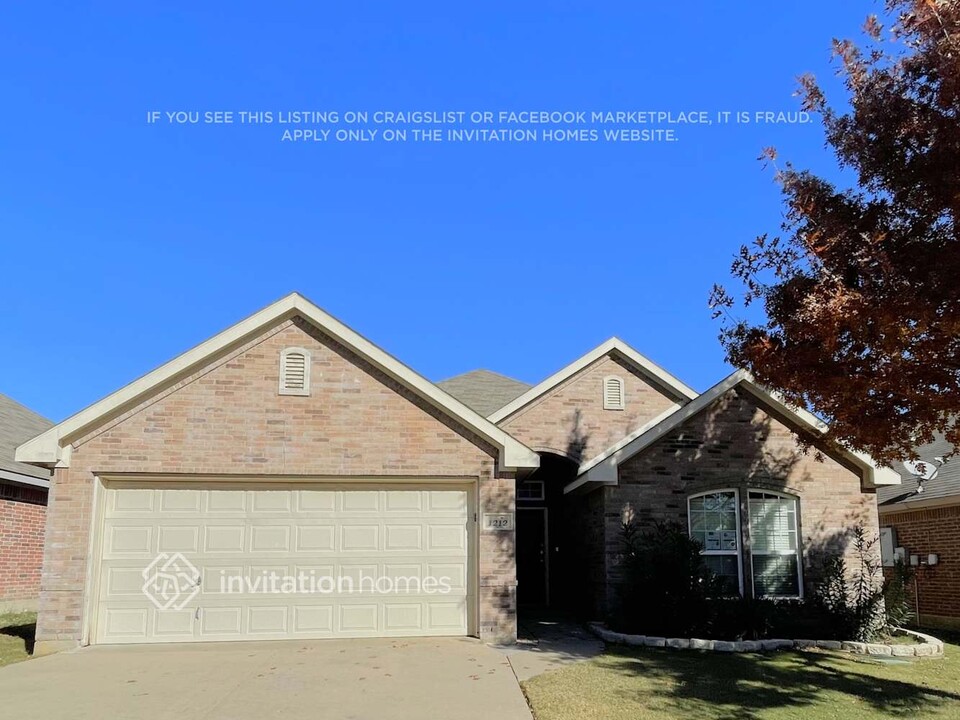 1212 W Cottonwood Dr in Crowley, TX - Foto de edificio