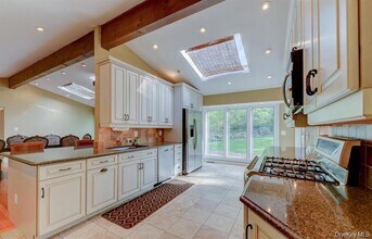 20 Cherry Ln in Syosset, NY - Foto de edificio - Building Photo