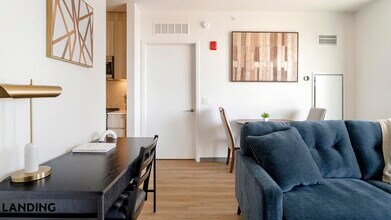 513 S Damen Ave, Unit 702 in Chicago, IL - Building Photo - Building Photo