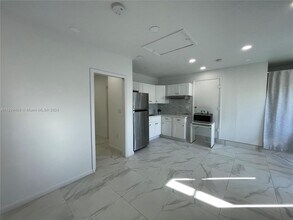 3403 SW 150th Ct-Unit -1 in Miami, FL - Foto de edificio - Building Photo