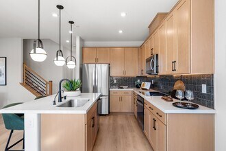 1990 Hydrangea Pl in Las Vegas, NV - Building Photo - Building Photo