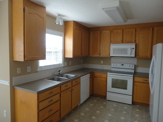 2920 Bridgeport Dr in Winston-Salem, NC - Building Photo - Building Photo