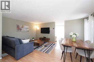 75 Donnenwerth Dr in Kitchener, ON - Building Photo - Building Photo