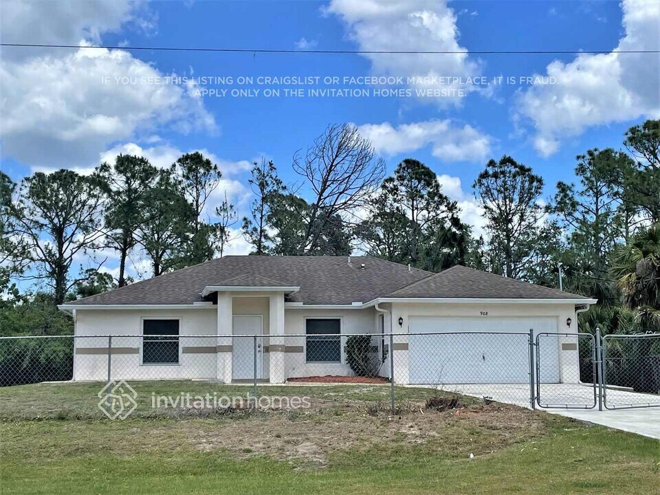 908 Biscayne Dr in Port Charlotte, FL - Building Photo