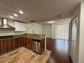 170 SE 14th St in Miami, FL - Building Photo