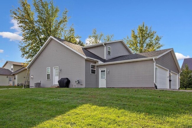 634 E Quincy St in New London, WI - Building Photo - Building Photo