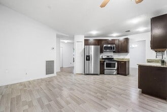 190 Parkwood Dr S in Royal Palm Beach, FL - Building Photo - Building Photo