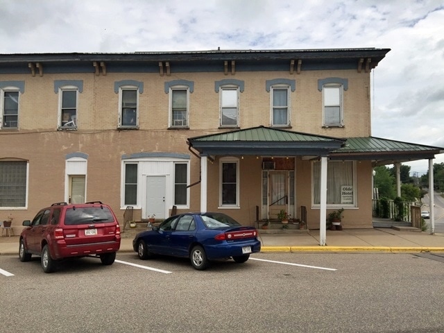 Olde Motel Apartments in Neillsville, WI - Foto de edificio