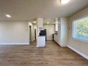 786 Elm St in San Carlos, CA - Building Photo - Building Photo