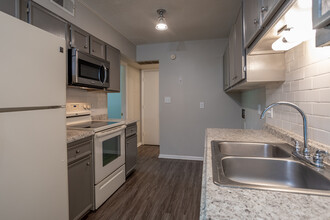 Oakridge Apartments in Fayetteville, NC - Building Photo - Interior Photo