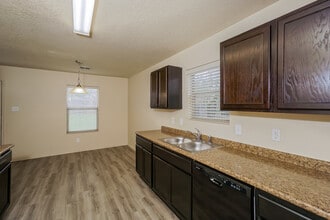 7530 Whispine in San Antonio, TX - Foto de edificio - Building Photo