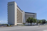 100 E Ocean View Ave in Norfolk, VA - Foto de edificio - Building Photo