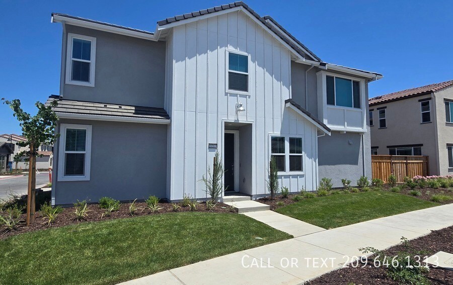 3217 Shrute Dr in Lathrop, CA - Foto de edificio