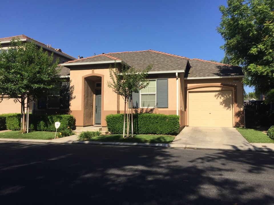 1680 N Avignon Ln in Clovis, CA - Foto de edificio