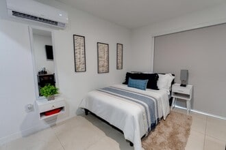 1112 NW 2nd St, Unit Studio in Homestead, FL - Building Photo - Building Photo