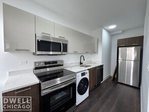 1555 W Hollywood Ave in Chicago, IL - Foto de edificio - Building Photo