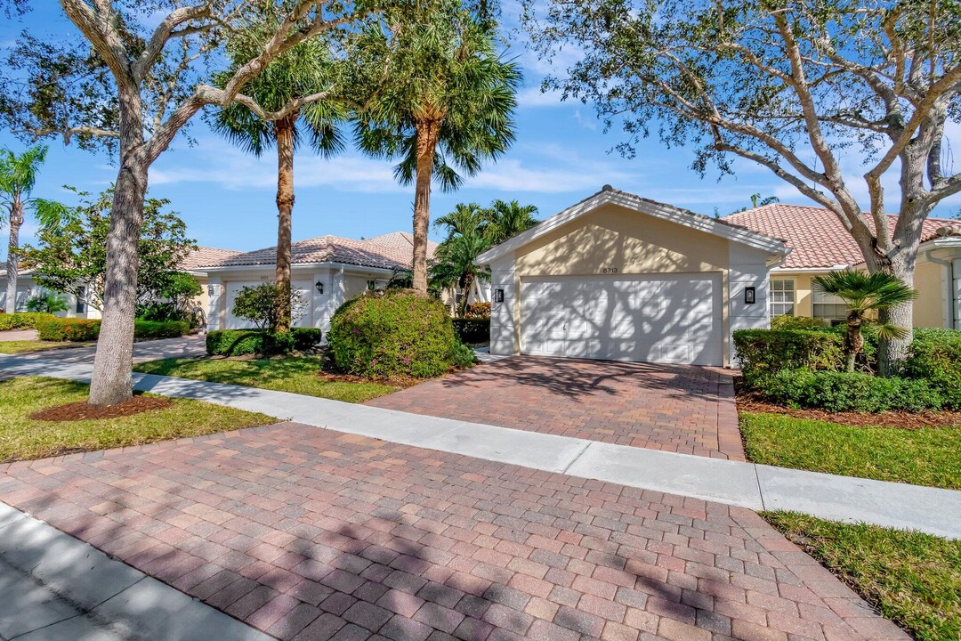 8313 Cozumel Ln in Wellington, FL - Building Photo