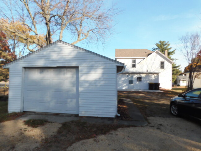 707 E Illinois St in Freeport, IL - Foto de edificio - Building Photo