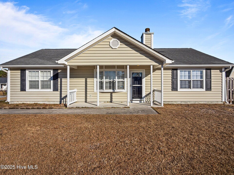 303 Foxridge Ln in Hubert, NC - Building Photo