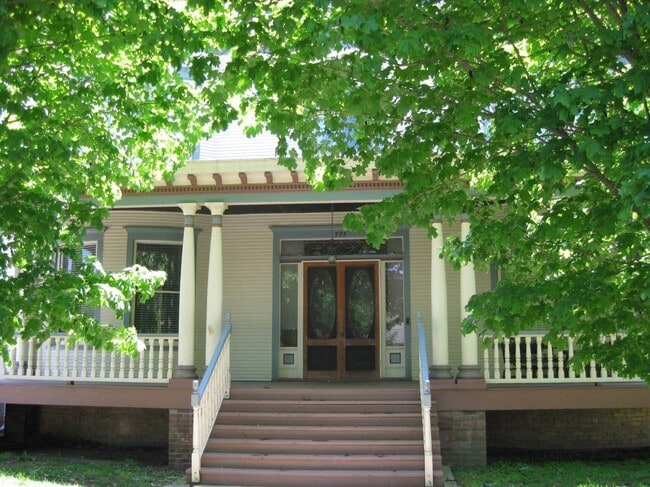 705 E Walnut St in Bloomington, IL - Building Photo - Building Photo