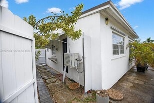 7941 SW 37th Terrace, Unit studio in Miami, FL - Building Photo