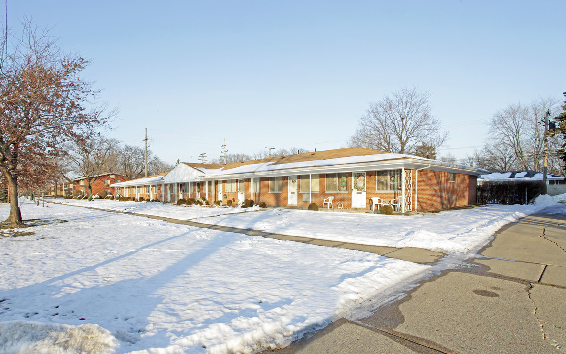 23700 Kelly Rd in Eastpointe, MI - Building Photo