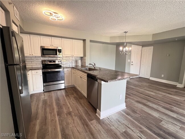 1240 Wildwood Lakes Blvd in Naples, FL - Building Photo - Building Photo