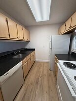 8720 N Sherman Cir in Miramar, FL - Building Photo