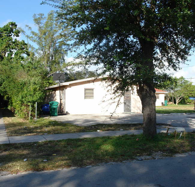 8020 NW 12th Ct in Miami, FL - Foto de edificio - Building Photo