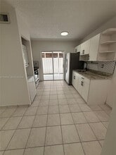 3262 W 70th St, Unit 6 in Hialeah, FL - Foto de edificio - Building Photo