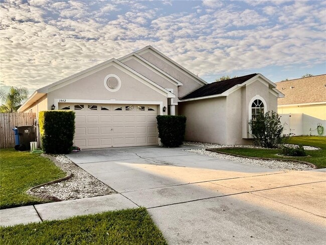 1442 Lake Shore Ranch Dr in Seffner, FL - Foto de edificio - Building Photo