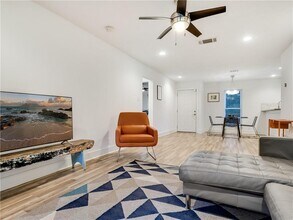 1106 Neans Dr in Austin, TX - Foto de edificio - Building Photo