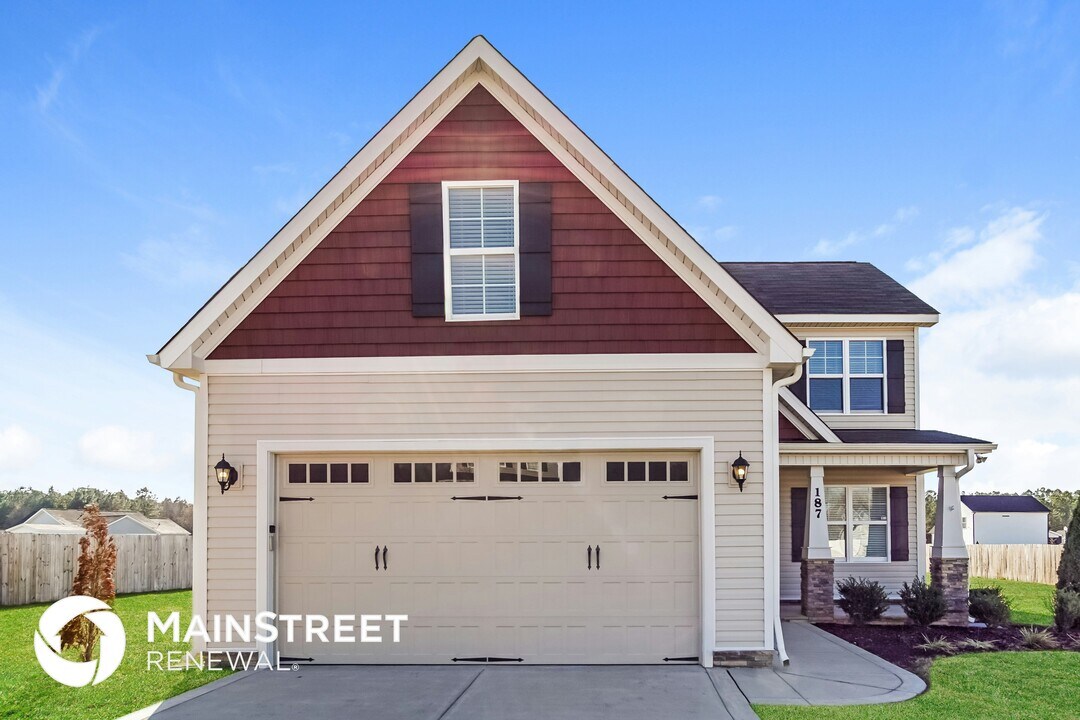 187 Day Lily St in Selma, NC - Foto de edificio