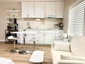 3087 Channel Dr, Unit Studio A in Ventura, CA - Building Photo - Building Photo