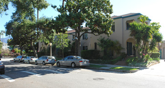 590 S Oakland Ave Apartments