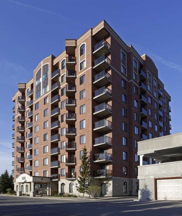 The Broadway in Ottawa, ON - Building Photo