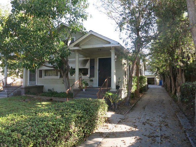 56-62 N Parkwood Ave in Pasadena, CA - Building Photo - Building Photo